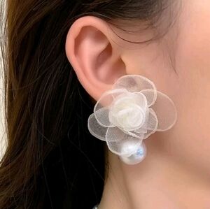 NEW! Romantic & Elegant White Floral Pearl Silver Plated  Post Earrings